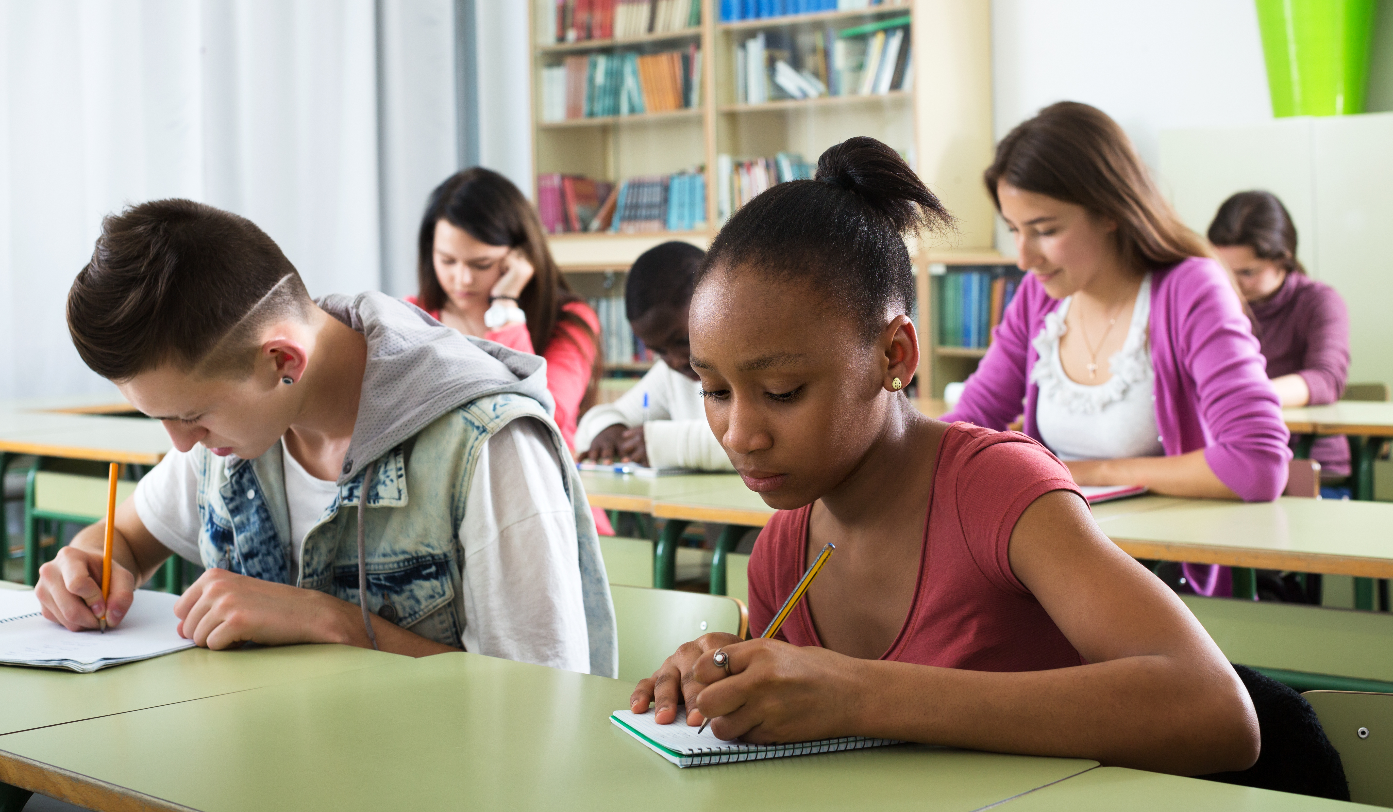 Pupils. Photo of pupil girl. Pupils take examinations in June 5 типов предложений. Ученик берет кружки.